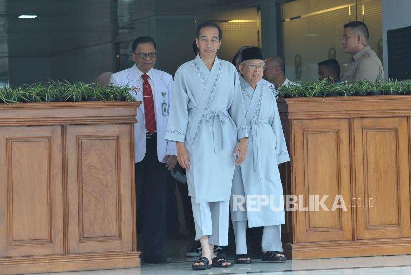 Calon presiden petahana Joko Widodo bersama calon wakil presiden KH. Ma'ruf Amin sebelum melakukan sesi pemeriksaan kesehatan di RSPAD Gatot Soebroto, Jakarta, Ahad (12/8).