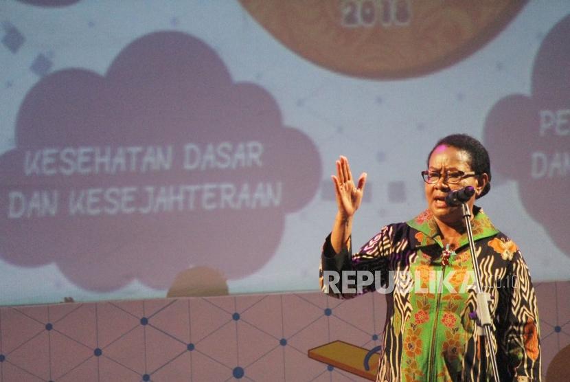 Menteri Pemberdayaan Perempuan dan Perlindungan Anak (PPPA) Yohana Yembise menyampaikan sambutan pada Festival Kabupaten/Kota Layak Anak (KLA), di Gedung Sabuga, Kota Bandung, Ahad (16/12).