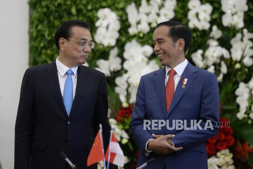 Terima Kunjungan PM RRT. Presiden Joko Widodo (kanan)  bersama Perdana Menteri Cina Li Keqiang berbincang sebelum pernyataan bersama saat kunjungan kenegaraan di Istana Bogor, Jawa Barat, Senin (7/5).