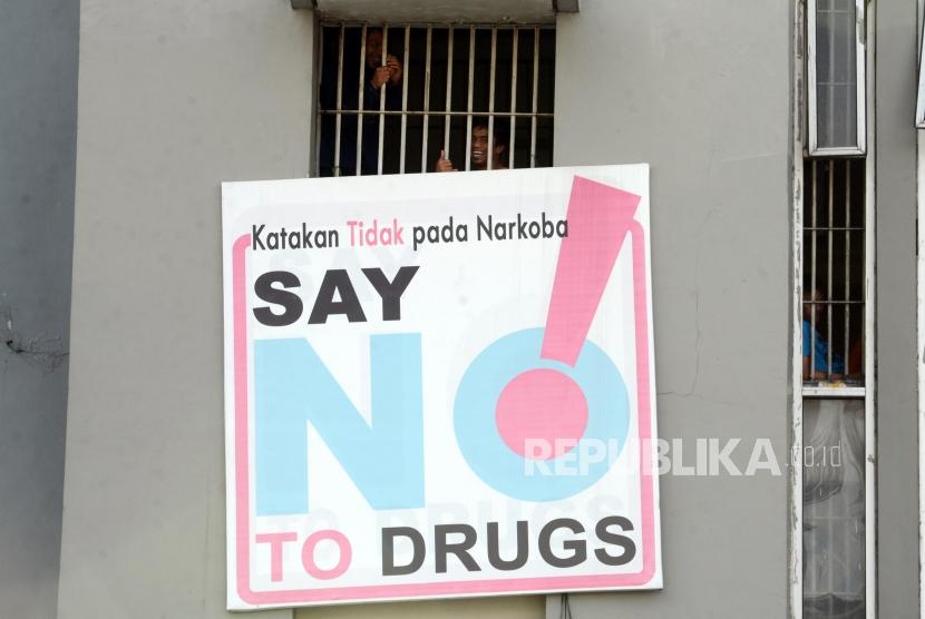Sejumlah warga binaan beraktivitas dari balik sel di Lapas Kelas IIA Narkotika, Cipinang, Jakarta. Lapas Cipinang memeriksa kondisi kesehatan napi bandar narkoba yang kabur.