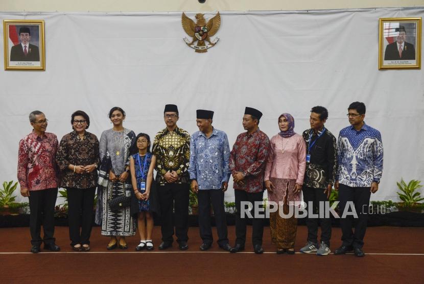 Ketua KPK Agus Rahardjo bersama Wakil Ketua KPK Laode M Syarif, Basaria Panjaitan, Alexander Marwata dan dua pejabat pejabat struktural terpilih usai pelantikan di Gedung Merah Putih KPK, Jakarta, Senin (16/9).