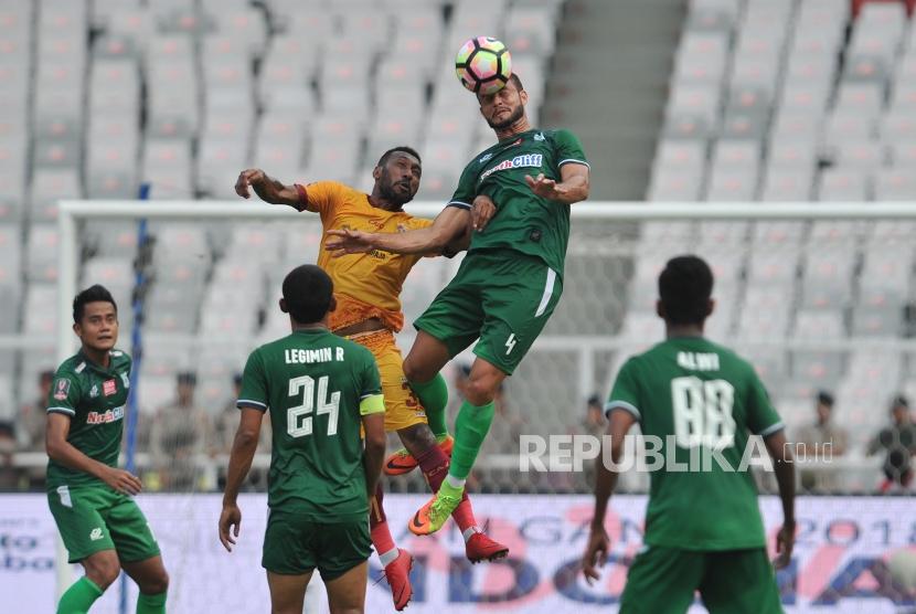 Para pemain PSMS Medan (hijau).