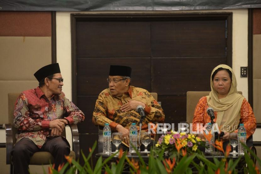 Ketua Umum  Pengurus Besar Nahdlatul Ulama  (PBNU) Said Aqil Siroj (tengah) berbincang dengan Ketua PBNU Robikin Emhas (kiri) dan Sekretaris Lembaga Kemaslahatan Keluarga (LKK) PBNU Alissa Wahid (kanan) saat hadir pada acara seminar di Jakarta, Sabtu (28/4).