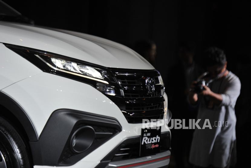 All New Rush : Jurnalis mengambil foto detail mobil Toyota All New Rush yang ditampikan saat acara peluncuran di Jakarta, Kamis (23/11).