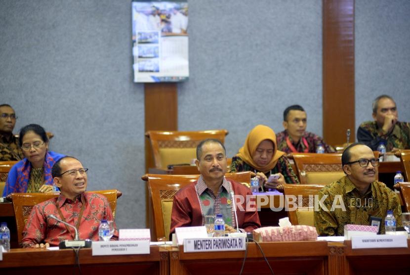 Menteri Pariwisata Arief Yahya usai mengikuti Rapat Kerja (Raker) dengan Komisi X DPR di Kompleks Parlemen, Senayan, Jakarta, Rabu (25/4).