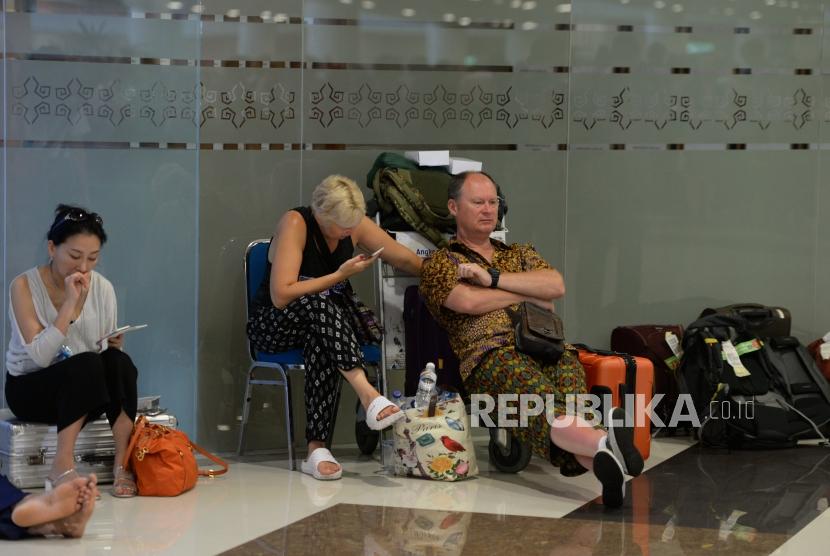 Penutupan Bandara Ngurah Rai. Penumpang memadati bandara usai penutupan Bandara Internasional I Gusti Ngurah Rai, Bali, Senin (27/11).