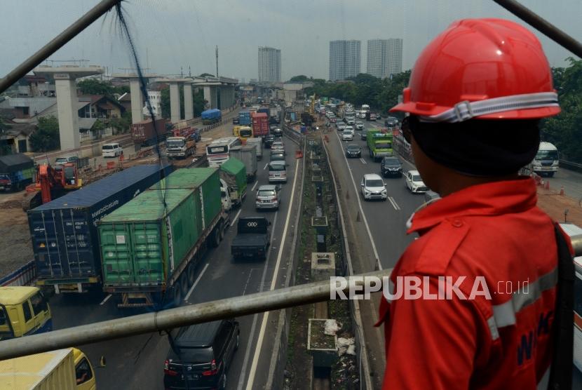 Construction of Jakarta-Cikampek elevated toll road, Bekasi, West Java, Tuesday (Dec 4).