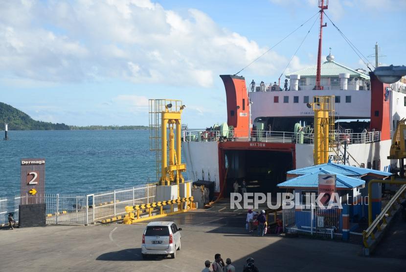 Kendaraan memasuki kapal untuk menyeberang di Pelabuhan Bakauheni, Lampung. BMKG Lampung memprakirakan akan terjadi gelombang laut tinggi di Selat Sunda. Ilustrasi.