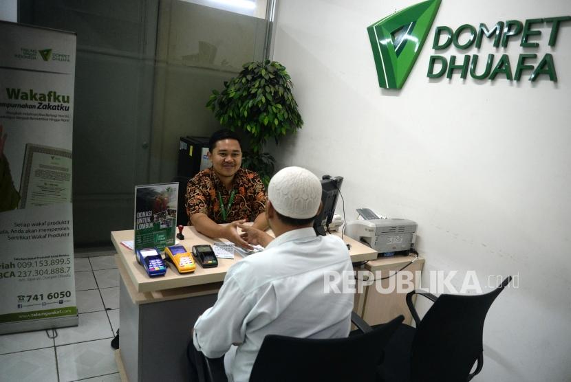 Petugas melayani penyetoran zakat di kantor layanan Dompet Dhuafa.