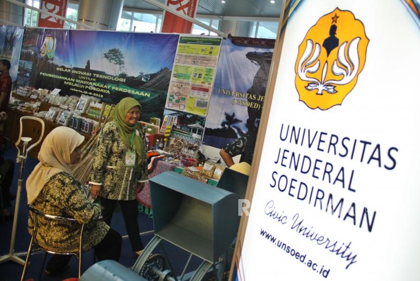 Ulang Tahun ke-50 Unsoed: Sejumlah mahasiswa dan alumni Universitas Jenderal Soedirman menghadiri peringatan ulang tahun ke-50 di Jakarta, Sabtu (28/9).