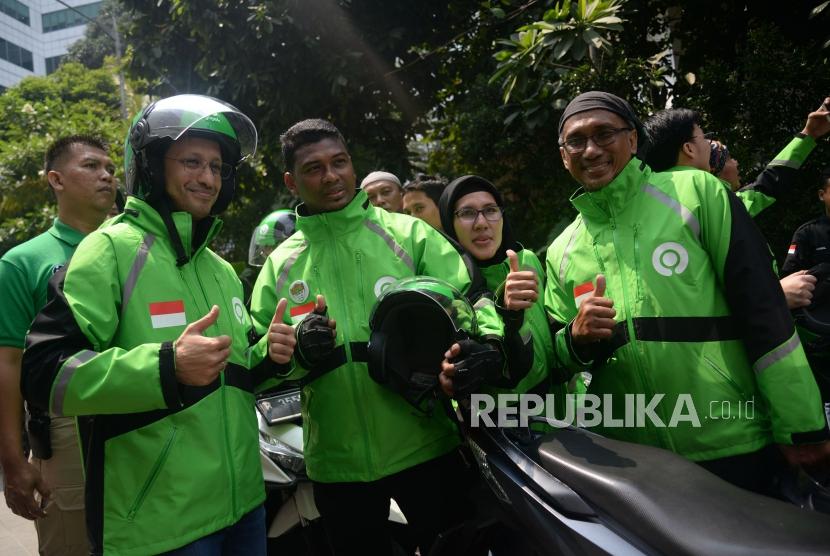 Founder dan CEO Gojek Grup Nadiem Makarim berfoto dengan mintra Gojek sebelum mengikuti konvoi saat peresmian logo baru Gojek di Jakarta, Senin (22/7).
