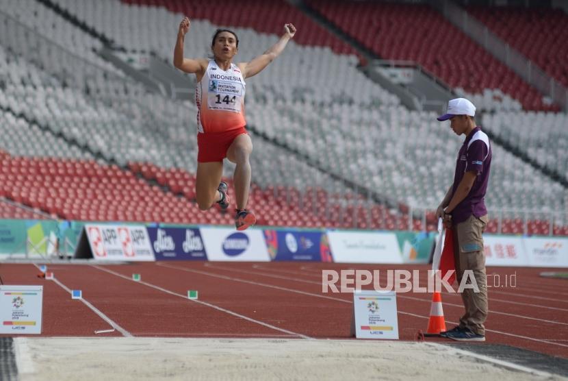 Atlet Lompat Jauh Indonesia Maria Natalia Londa bertanding dalam final lompat Jauh Putri pada ajang 18th Asian Games Invitation Tournament  di Stadion Utama Gelora Bung Karno, Senayan, Ahad (11/2).