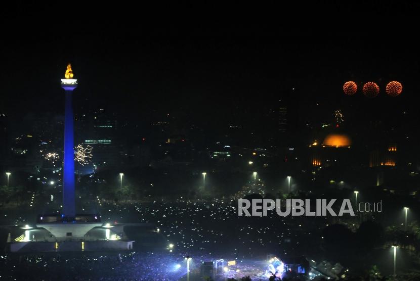 Suasana Kota Jakarta saat malam pergantian tahun baru 2018, Jakarta, Senin (1/1).