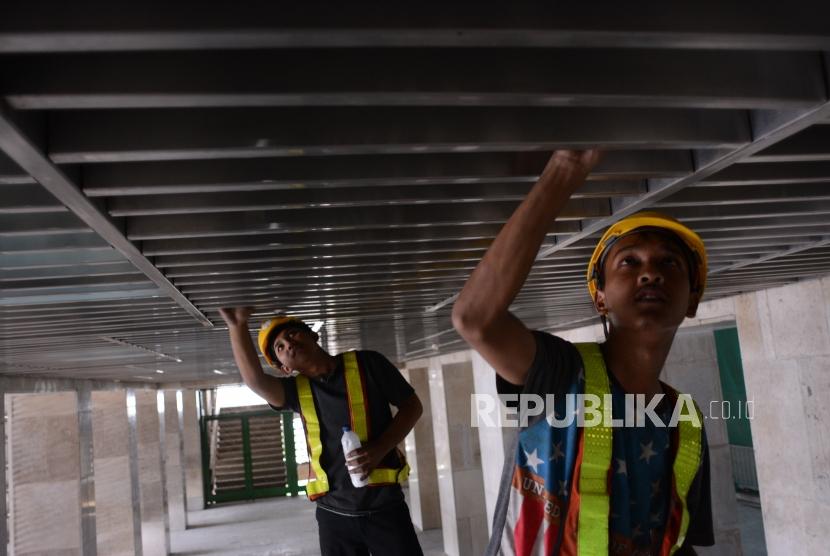 Pekerja menyelesaikan proyek renovasi Masjid Istiqlal, Jakarta, Jumat (20/9/2019).