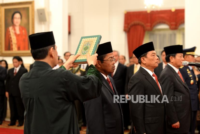 Pelantikan Menteri dan KASAU. Menteri Sosial Idrus Marham, Kepala Kantor Staff Presiden Moeldoko, Kepala Wantimpres Agum Gumelar, dan KASAU Marsekal Yuyu Sutisna mengikuti pegambilan sumpah pejabat negara oleh Presiden Joko Widodo di Istana Negara, Jakarta, Rabu (17/1).