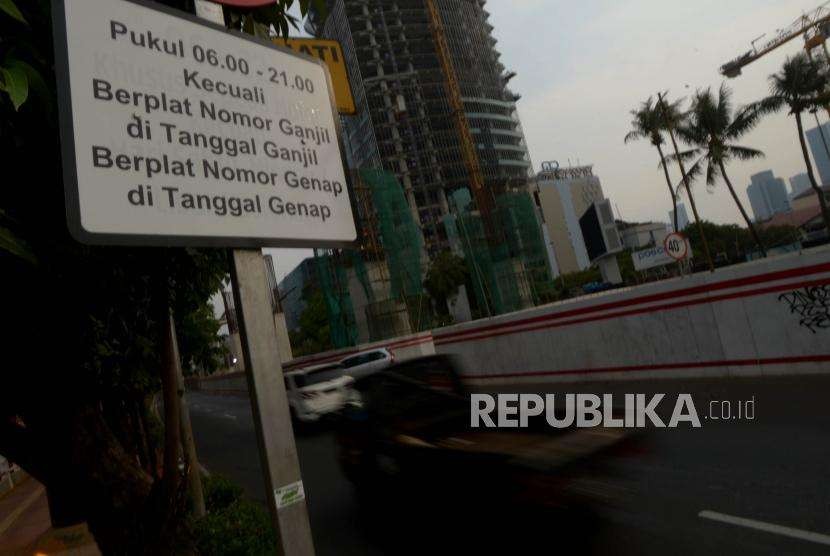  Rambu lalu lintas imbauan tentang peraturan ganjil genap di jalan Rasuna Said, Jakarta Selatan, Ahad (14/10).