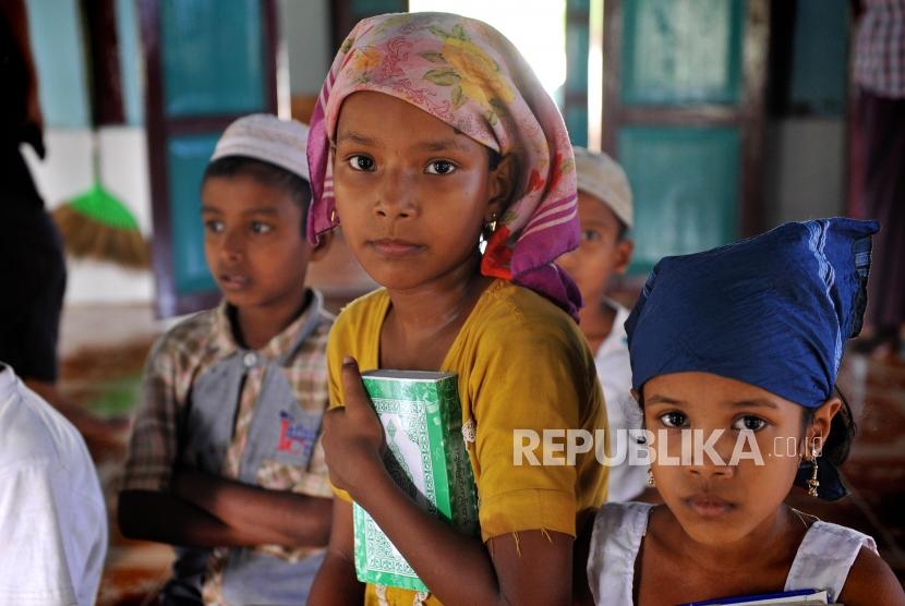 Sejumlah anak muslim bersiap mengikuti tadarus alquran di masjid kampung Char Pauk, Sittwe, Myanmar, Sabtu (2/6).