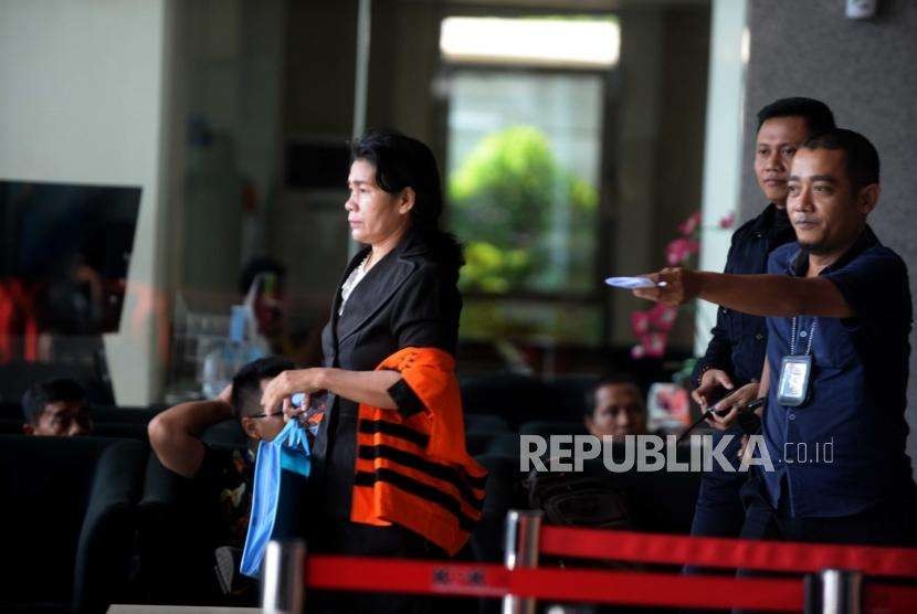 Hakim Ad Hoc nonaktif PN Medan Merry Purba  berjalan usai  menjalani pemeriksaan di gedung KPK Jakarta, Selasa (25/9).
