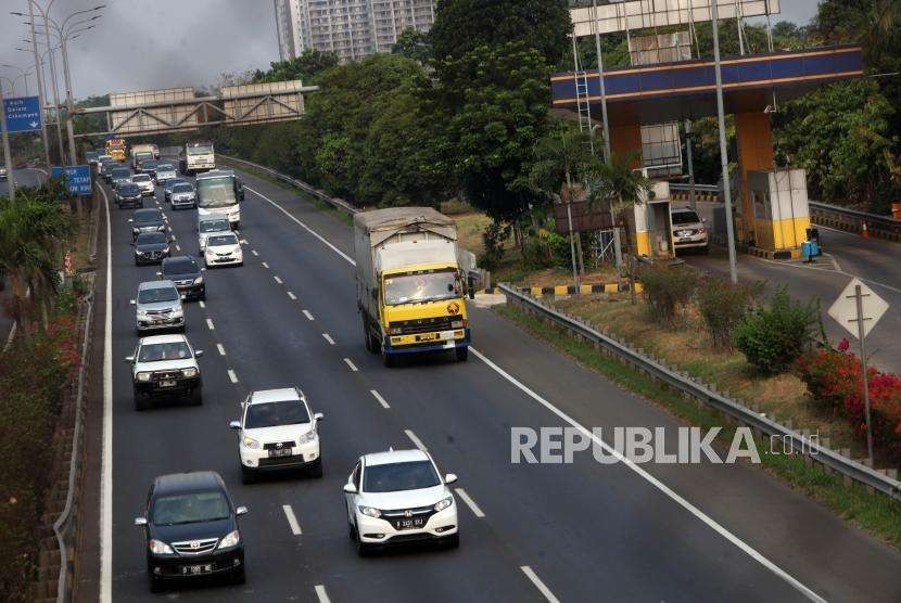 Sejumlah kendaraan melintas di ruas Jalan Tol Lingkar Luar Jakarta atau Jakarta Outer Ring Road (JORR) Bambu Apus, Jakarta, Ahad (30/9).