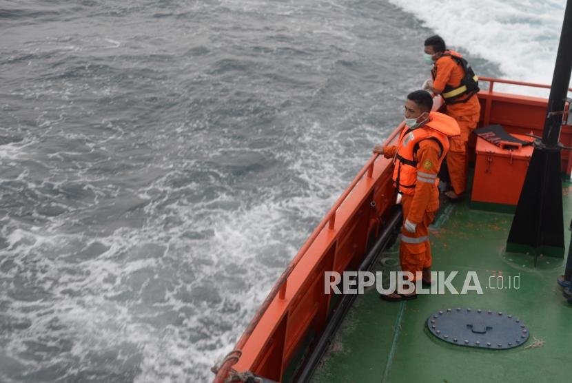 Anggota Basarnas melakukan penyisiran korban dan serpihan  pesawat jatuh Lion Air JT610 di perairan Karawang, Jawa Barat. Selasa (30/10).
