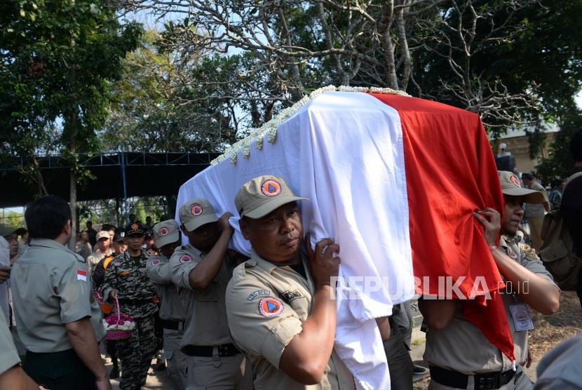 Kedatangan Jenazah di Boyolali. Peti jenazah Almarhum Kepala Pusat Data Informasi dan Humas BNPB Sutopo Purwo Nugroho dibawa ke TPU Sonolayu, Boyolali, Jawa Tengah, Senin (8/7/2019).