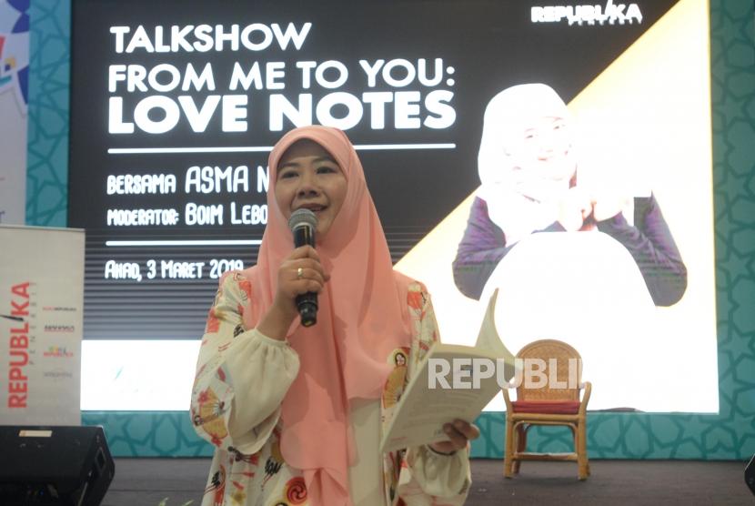 Penulis Asma Nadia memberikan paparan saat talkshow pada acara Islamic Book Fair 2019 di Jakarta Convention Center, Jakarta, Ahad (3/3).
