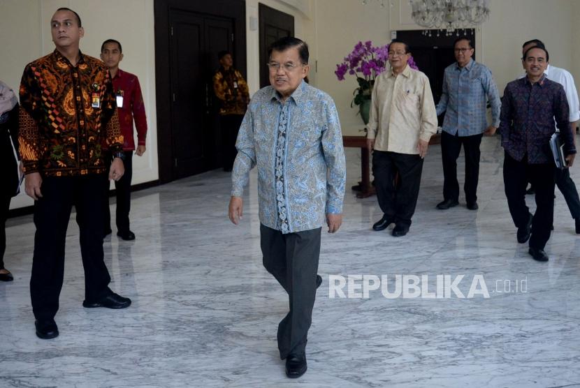 Wakil Presiden Jusuf Kalla bersiap melakukan pertemuan bersama Wakil Presiden terpilih KH Ma'ruf Amin di Kantor Wapres, Jakarta, Kamis (4/7).