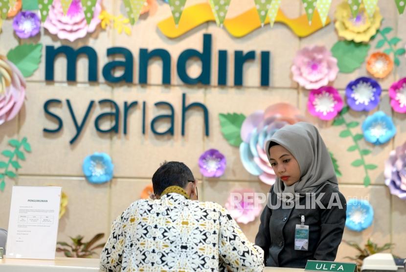 Peningkatan DPK. Petugas melayani nasabah di Bank Syariah Mandiri cabang Thamrin, Jakarta, Kamis (9/11).