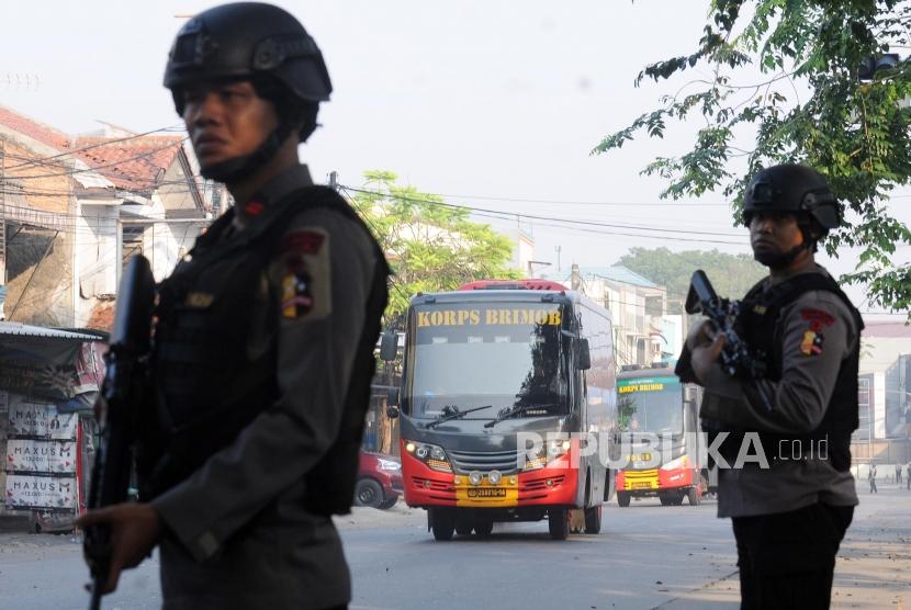 Sejumlah bus brimob yang membawa narapidana berjalan pasca kericuhan yang terjadi di Rutan cabang Salemba di Mako Brimob, Kelapa Dua, Depok, Jawa Barat, Rabu (9/5).