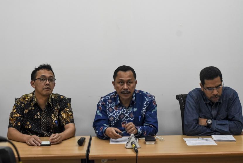 Koordinator Subkomisi Pemajuan HAM Beka Ulung Hapsara (kiri) bersama Ketua Komnas HAM Ahmad Taufan Damanik (tengah) dan Koordinator Subkomisi Penegakan HAM Amiruddin Al-Rahab 