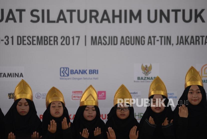Penari saman menghibur tamu dan pengunjung sebelum Ustad Yusuf Mansur memberikan ceramah sebagai pembuka acara Festival Republik di Masjid Agung At-Tin, Jakarta, Jumat (29/12).