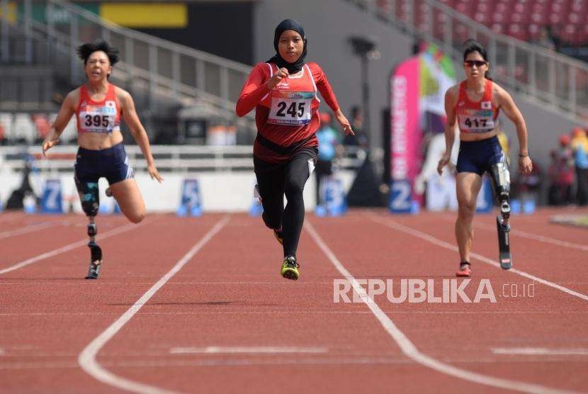 Atlet lari Indonesia Karisma Eva Tiarani saat berlari pada babak final para atletik nomor lari 100 meter putri T42,T63 Asian Para Games 2018 di Stadion Utama Gelora Bung Karno, Jakarta, Rabu (10/10).