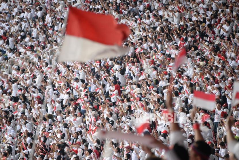 Sejumlah simpatisan pasangan no urut 01 Jokowi-Ma'ruf Amin memadati Konser Putih Bersatu di GBK, Senayan, Jakarta, Sabtu (13/4).