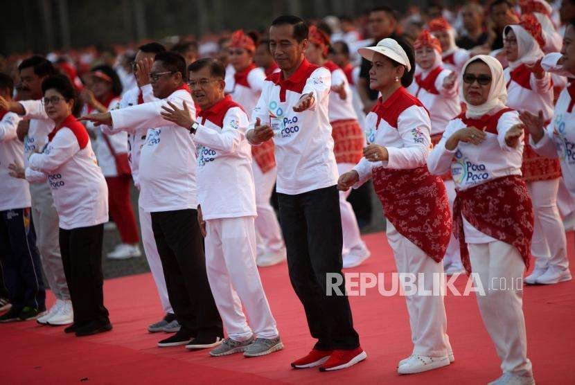 Presiden Joko Widodo (tengah) bersama Wakil Presiden Jusuf Kalla (keempat kiri) melakukan senam poco-poco saat mengikuti pemecahan rekor dunia atau 