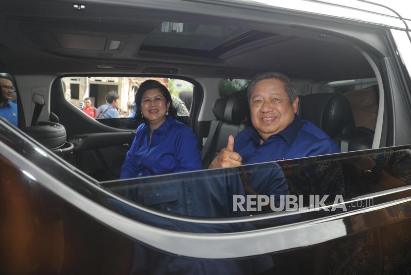 Ketua Umum Partai Demokrat Susilo Bambang Yudhoyono bersama Ani Yudhoyono  didalam mobil berpamitan usai   menyampaikan pernyataan politik di awal tahun 2018 di kantor Sekretariat DPC Partai Demokrat, Jalan Tegar Beriman, Cibinong, Kabupaten Bogor, Jawa Barat, Jumat (5/1).