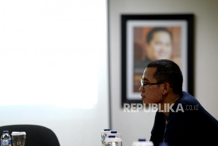 Ketua Putra Daerah Membangun Reza Zaki memberikan paparan terkait gerakan putra daerah membangun saat kunjungan ke Republika di Jakarta, Selasa (9/1).