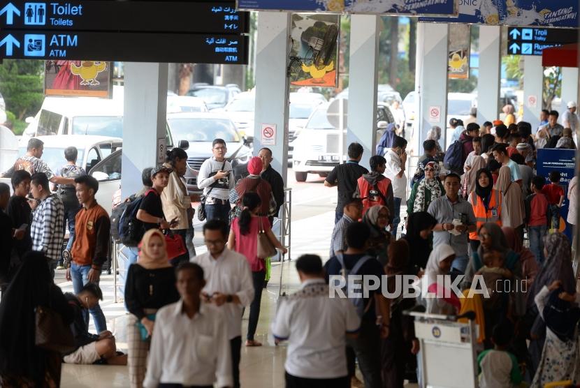 Inflasi Juni. Penumpang memadati ruang tunggu di Bandara Halim Perdanakusuma, Jakarta, Senin (2/7).
