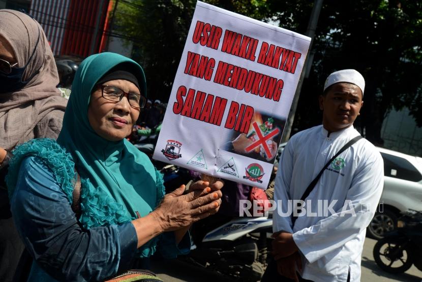 Aksi Dukung Pelepasan Saham Bir. Sejumlah massa PA 212 dan Jawara Betawi melakukan aksi di Jalan kebon Sirih, Jakarta, Jumat (8/3).
