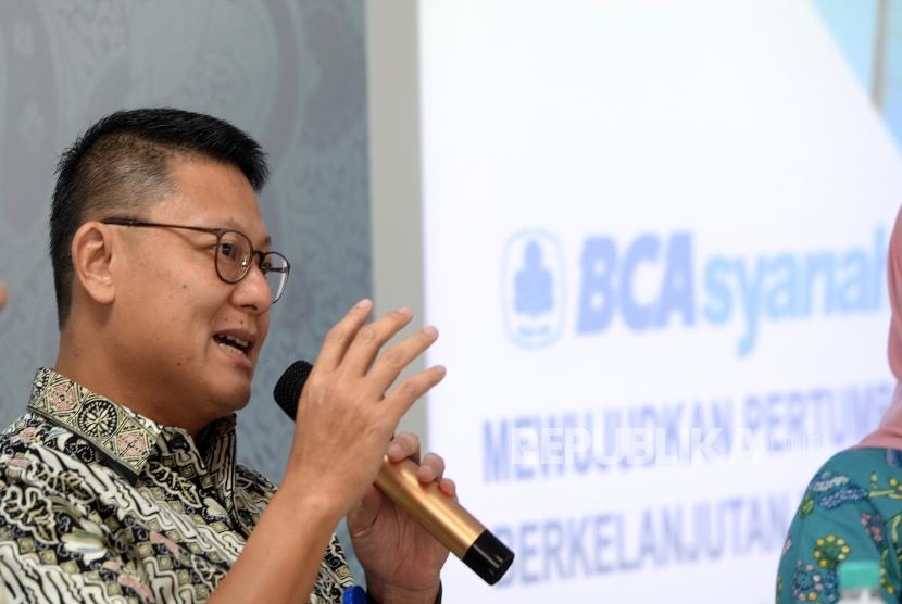 Kenaikan Laba Semester Pertama. Direktur Utama BCA Syariah John Kosasih memberikan paparan kinerja BCA Syariah Semester pertama di Jakarta, Selasa (31/7).