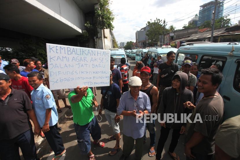 Massa sopir angkutan umum jurusan Tanah Abang melakukan aksi demo di Kawasan Tanah Abang, Jakarta, Senin (29/1).