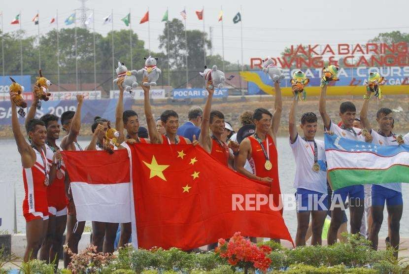 Rowing Sumbang Perak. Tim Dayung Empat Putra Indonesia, Tim Dayung Empat Putra Cina, dan Tim Dayung Empat Putra Uzbekistan (dari kiri) usai pengalungan medali pada cabang Dayung nomor kelas ringan empat putra Asian Games 2018 di Komplek Olahraga Jakabaring, Palembang, Kamis (23/8).