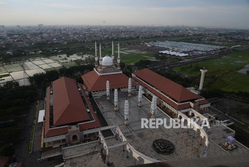 Masjid Agung Jawa Tengah (MAJT) yang terletak di jalan Gajah Raya, Kelurahan Sambirejo, Kecamatan Gayamsari, Kota Semarang, Jawa Tengah, Jumat (24/11).