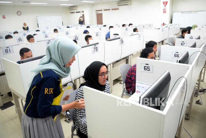 Ujian SMBPTN Berkebutuhan Khusus. Peserta mengikuti Ujian Seleksi Bersama Masuk Perguruan Tinggi Negeri (SMBPTN) 2018 dengan ujian tulis berbasis komputer di Universitas Indonesia, Depok, Jawa Barat, Selasa (8/5).