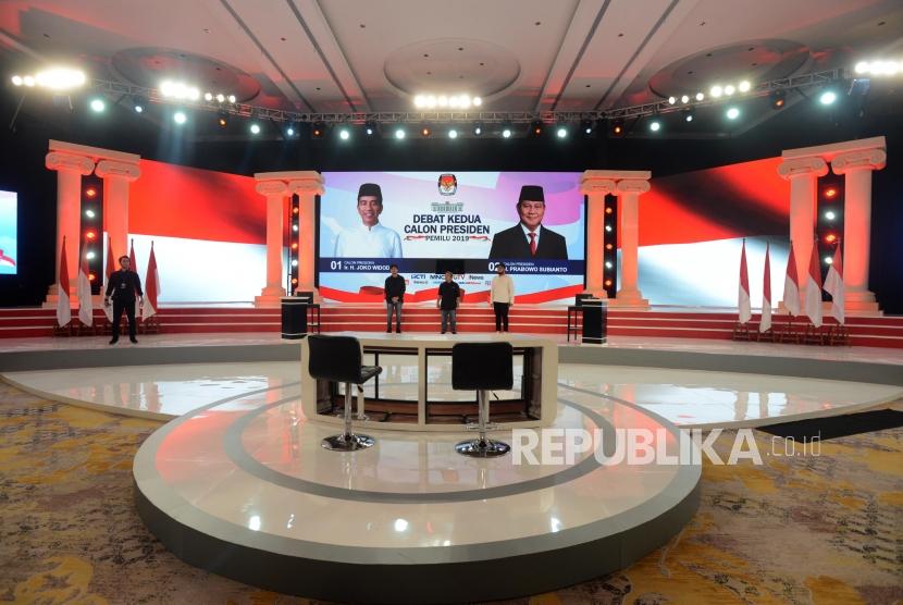 Suasana gladi kotor debat kedua Pilpres 2019 di Ballroom Hotel Sultan, Senayan, Jakarta, Sabtu (16/2).