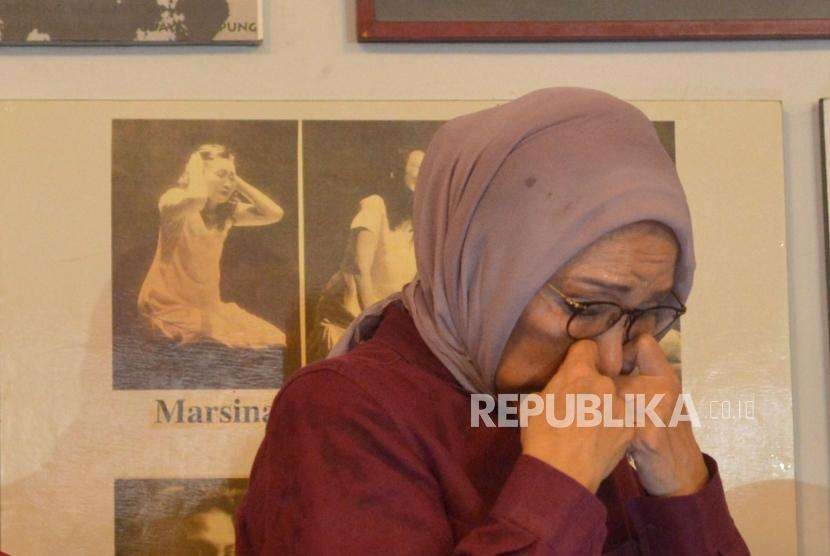 Ekpresi aktivis kemanusiaan, Ratna Sarumpaet memberikan keterangan kepada media terkait pemberitaan penganiyaan terhadap dirinya di kediaman Ratna Srumpaet, Jakarta, Rabu (3/10).