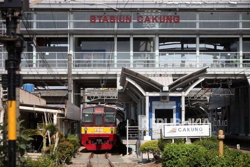 Kereta KRL melintas di Stasiun Cakung. Kadishub DKI Syafrin Liputo sebut pungutan Rp 600 ribu di Stasiun Cakung retribusi.