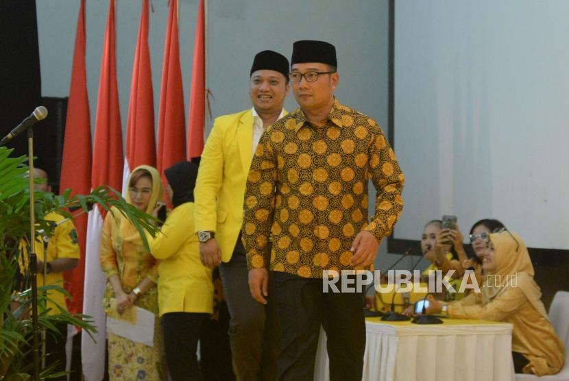 Wali Kota Bandung Ridwan Kamil dan Politikus Golkar Daniel Mutaqien Syafiuddin bersiap memberikan sambutan pada acara penyerahan rekomendasi Calon Gubernur dan Wakil Gubernur Provinsi Jawa Barat di DPP Partai Golkar, Jakarta (Ilustrasi)