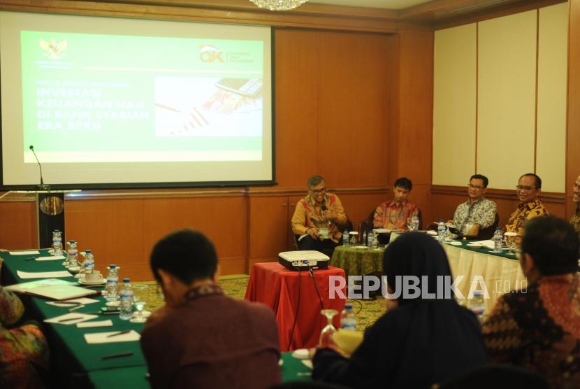 Memaparkan. Hana Wijaya Direktur Bank BPD Jateng (Kanan), Ketua Working Group Pengembangan Product Asbisindo(Tengah), direktur perbankan Syariah OJK sedang memberikan materi dalam FGD  investasi keuangan haji  di perbankan syariah era BPKH, Jakarta, Selasa(28/11).