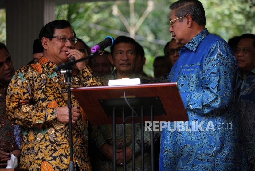 Ketua Umum Partai Gerindra Prabowo Subianto (kiri) bersama Ketua Umum Partai Demokrat Susilo Bambang Yudhoyono (kanan) memberikan keterangan kepada media seusai pertemuan tertutup di kediaman Prabowo, Jalan Kertanegara, Kebayoran Baru, Jakarta, Senin (30/7).