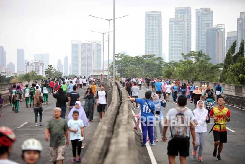 Suasana warga saat hari bebas kendaraan bermotor (BHKB) di jalan layang non tol (JLTN) Antasari, Jakarta, Ahad (14/1).